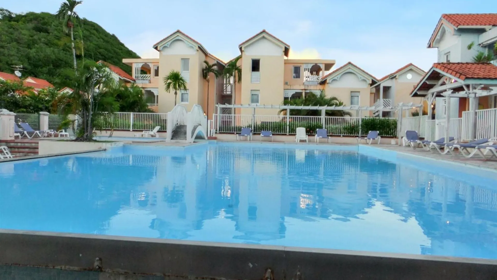 Appartement Confortable A Sainte-Anne, Piscine Partagee