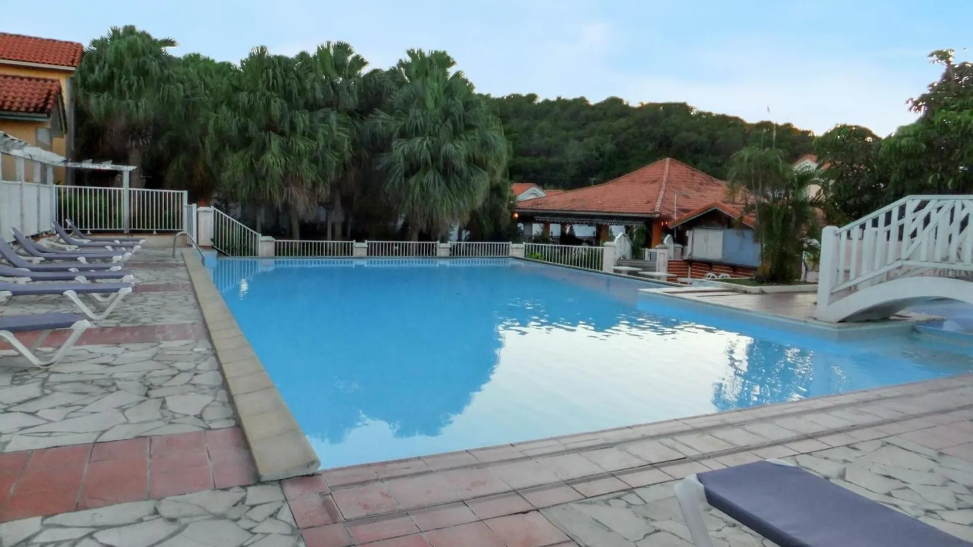 Apartment Sainte-Anne Garden Retreat: Cozy Room with Shared Pool and Beach Access