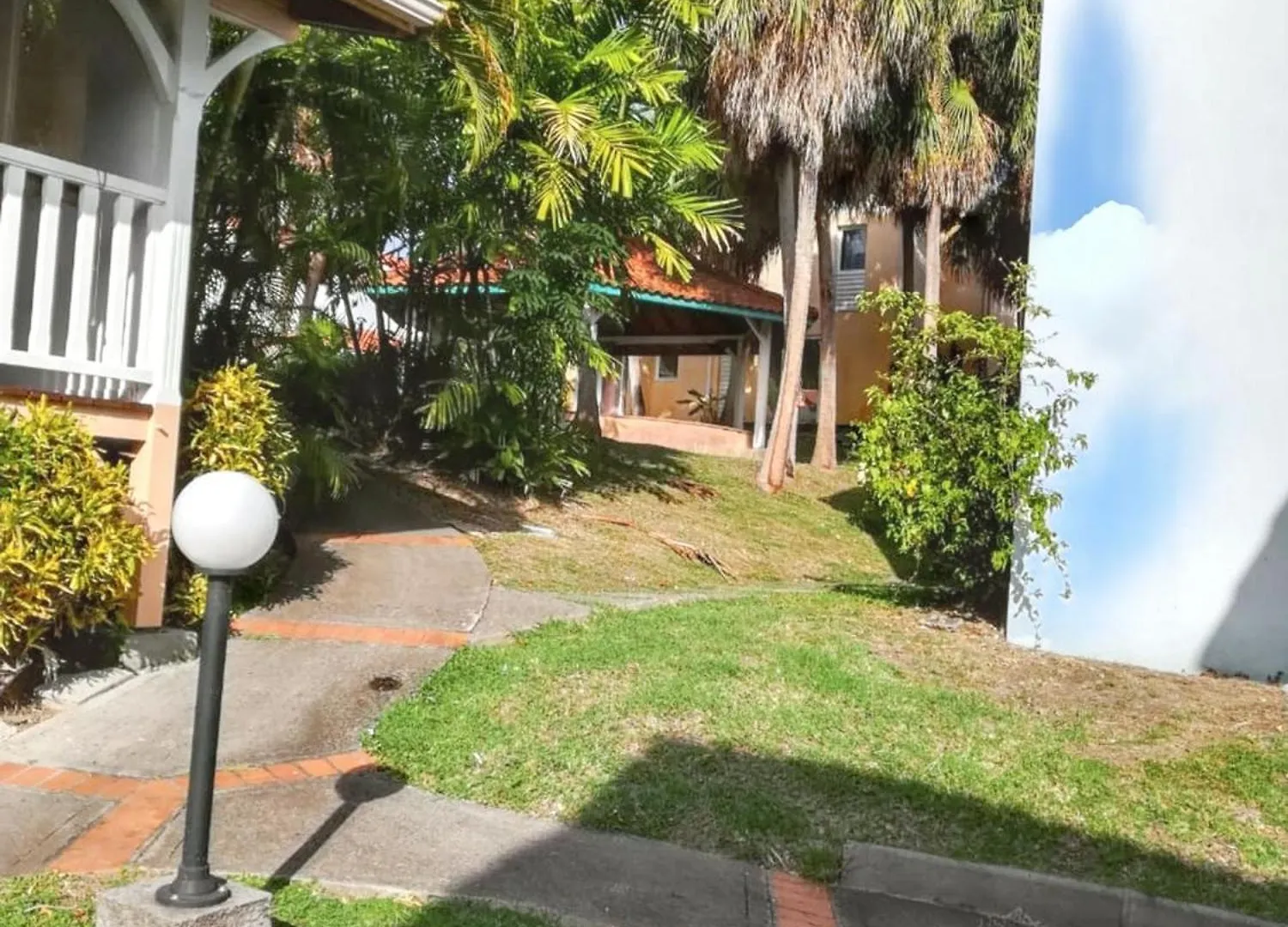 Sainte-Anne Garden Retreat: Cozy Room with Shared Pool and Beach Access 0*,  Martinique